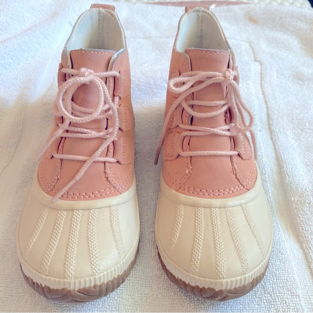 The Sorel Out N About Melon/Blush/Pink Rain Boot Duck women's size 8